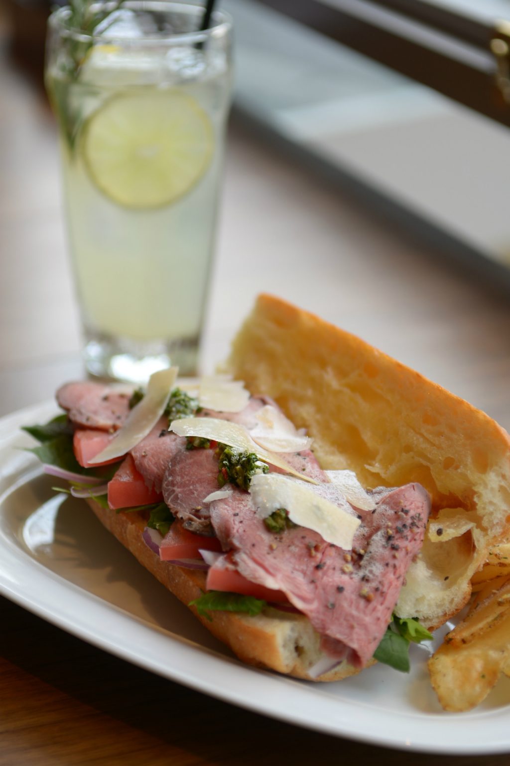 ランチの「“ザ・クロスロード”ローストビーフサンドイッチ」1,400円。 crossroad-bakery011