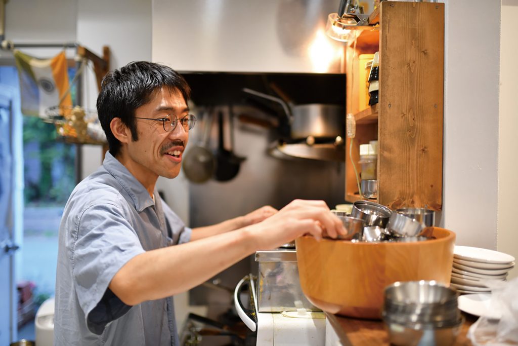 前店〈ヴェヌス〉では、師匠ともいえるインド人シェフと流暢に会話していた須田さん。インドの家庭で料理を教わったことも。 daba_0020atari