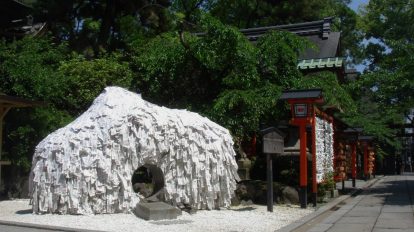 縁切りのご利益が強力すぎる。【京都】〈安井金比羅宮〉で悪縁を断ち切り、良縁を願う。