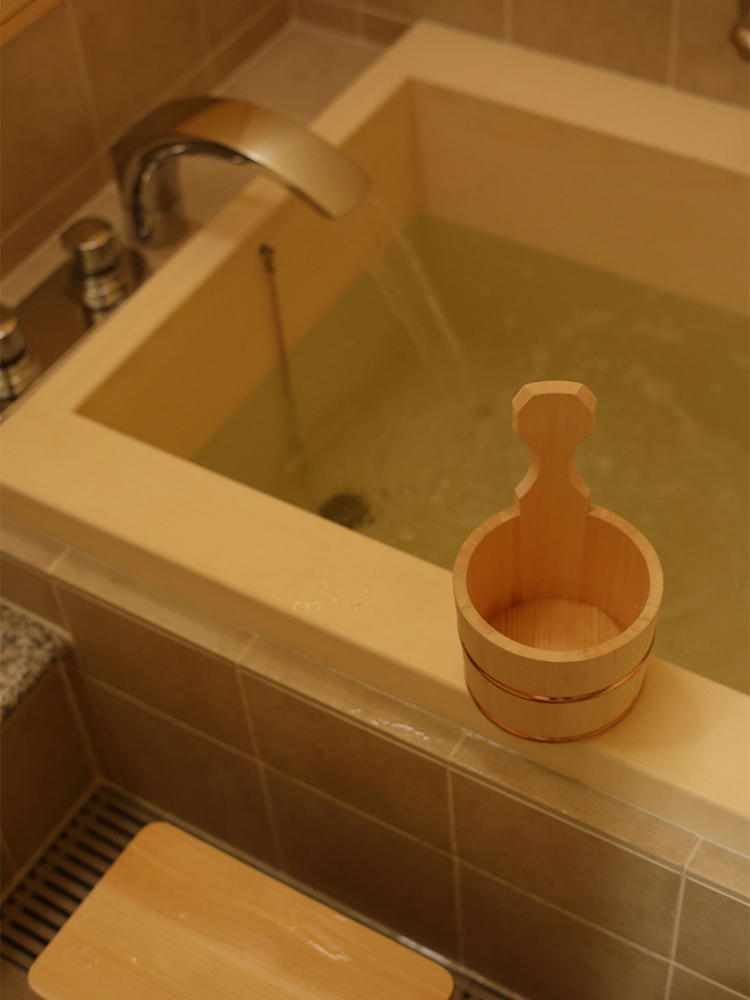 高野槇の木を使った浴槽は、湯のあたりも滑らか。