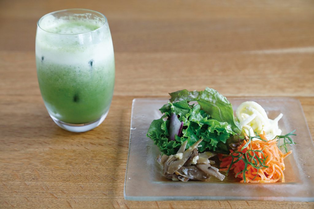 料理はすべてランチの盛り合わせプレート1,500円より。まず登場するのはお代わり自由の自家製野菜スムージーとグリーンサラダ、野菜のパン。 s_MG_1045_atari