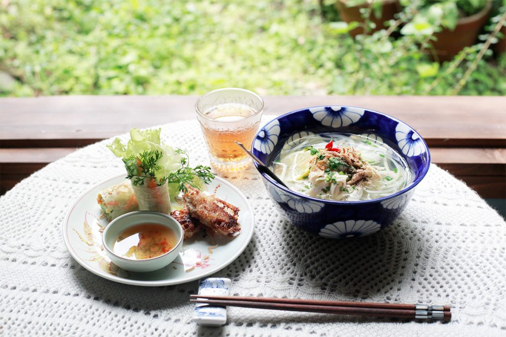 麺、生春巻き、揚げ春巻き、お茶のランチセット1,500円。麺は日によってフォーだったりブンだったり。 s_MG_1911
