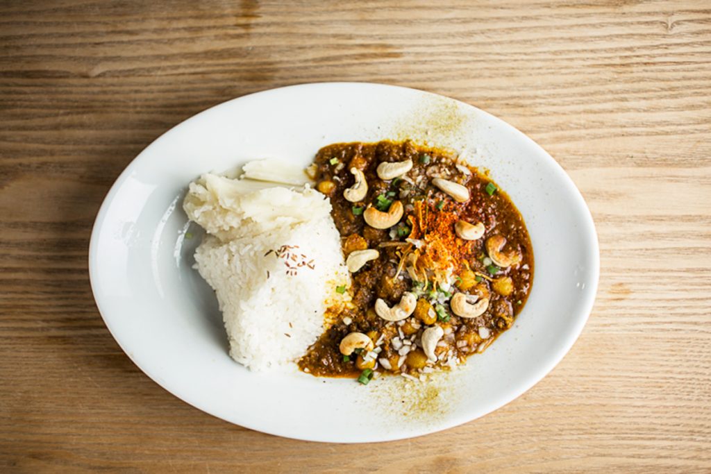 「ひよこ豆とカシューナッツのカレー」1,100円。付け合わせのマッシュポテトも絶品。 s_ND-013