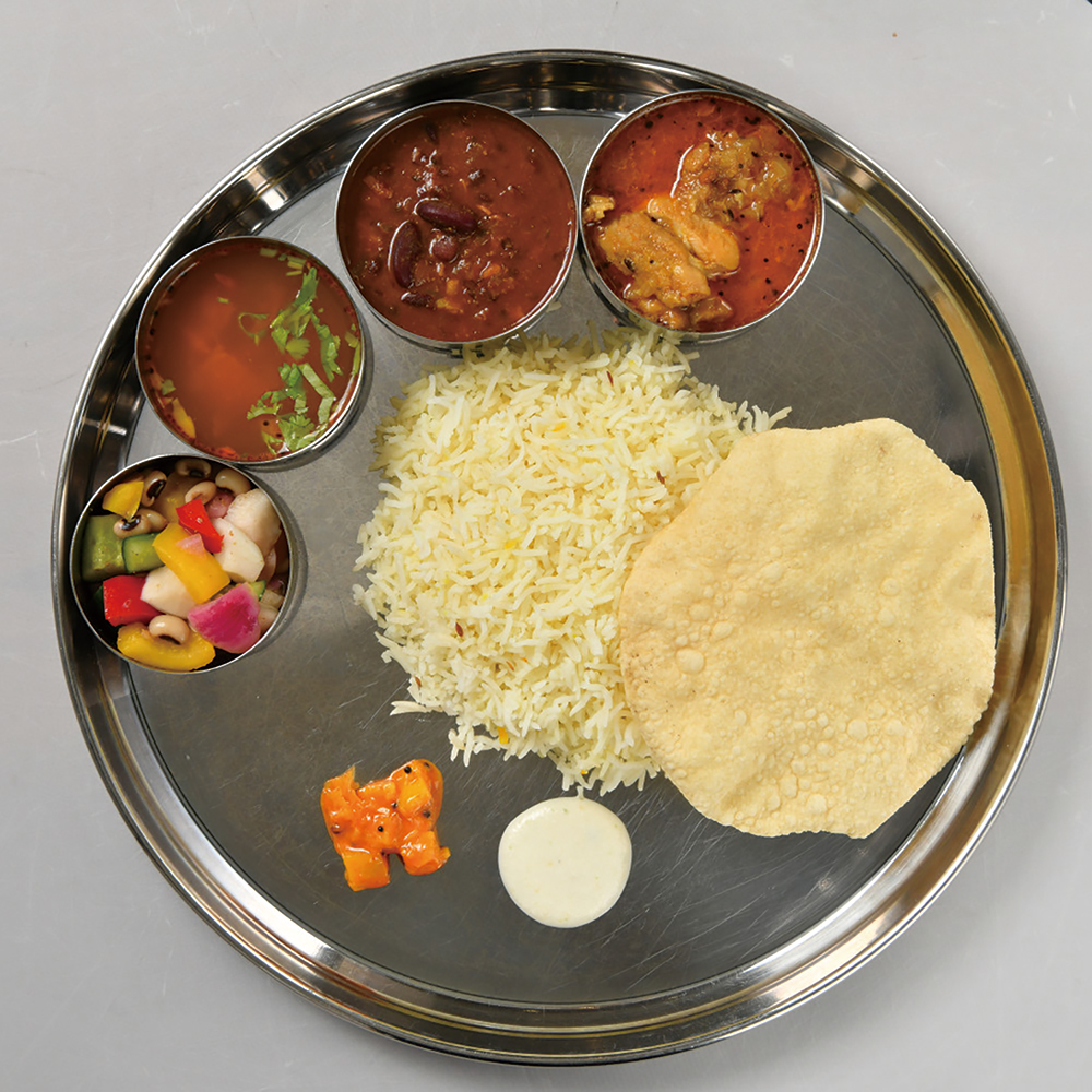 「ダバランチ」南インド定食。本日のカレー2種、ラッサムスープ、インドの副菜、ピクルス、チャトニ、パパド、日本米で1,200円。インド米は＋100円。