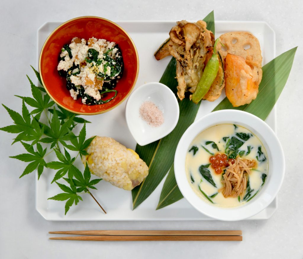 「秋のプレート」日替わりの天ぷら、ほうれん草と柿の白和えなど。茶碗蒸しのなめたけも自家製。ご飯は北海道産の有機新米。1,400円(税込)。 s_twiggy_00291