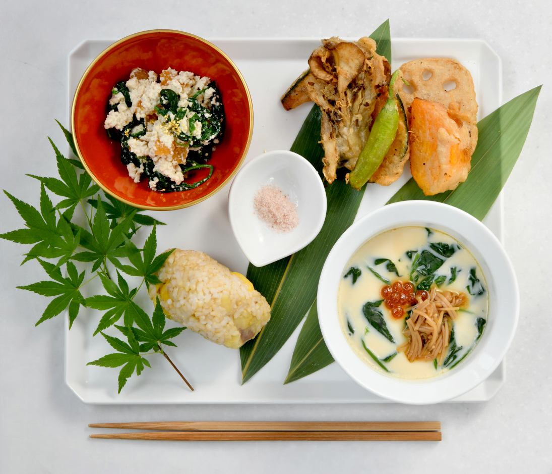 「秋のプレート」日替わりの天ぷら、ほうれん草と柿の白和えなど。茶碗蒸しのなめたけも自家製。ご飯は北海道産の有機新米。1,400円（税込）。