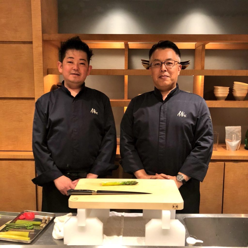 右より監修・岡野延弘シェフ、料理長・若松慎一郎シェフ 003cc0123e653196f380f2ee1bdab1f3