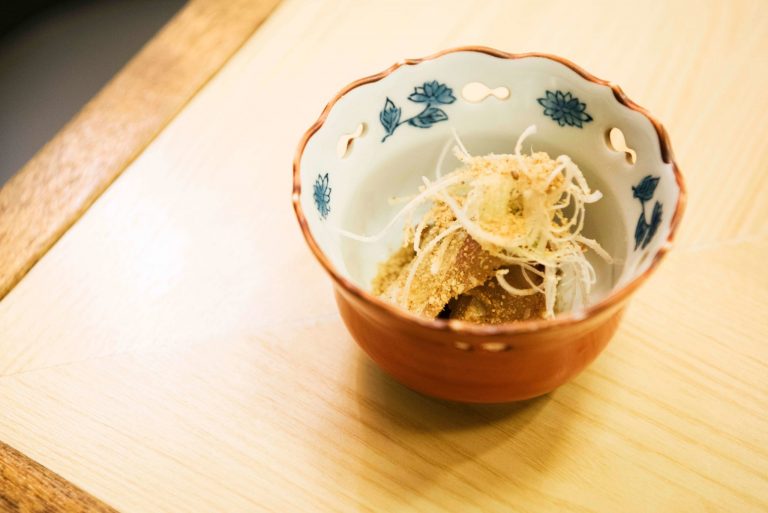 「東京で食べられるなんて！」と感動する人も多い胡麻鯖。