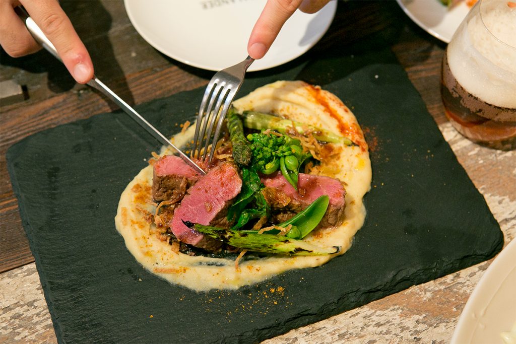 「ラムロインのグリル」柔らかな赤身肉にカレー風味のマッシュポテトと野菜を添えて。 1008_atari