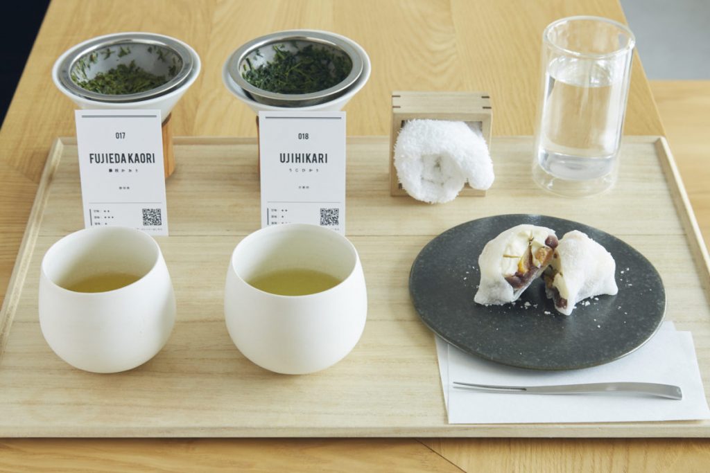 「煎茶2種飲み比べ+お茶菓子」1,300円。お菓子は4種から選べる。写真は「貴腐ワインレーズン大福」 14bf197956d81c6a49728b7a7e64e2601