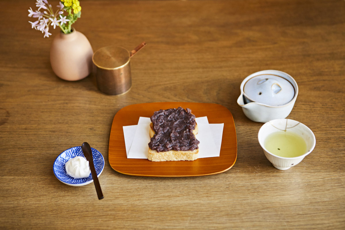 〈HANAKAGO〉の食パンと〈中村製餡所〉のあんを使ったあんバタ480円は、ホイップ100円を添えて。いわれ茶1,000円（各税込）