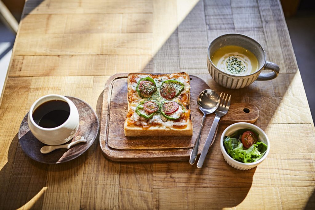 ピザトースト、ドリンク&スープセット1,250円。食パンは壬生(みぶ)にある知る人ぞ知る名店〈マンハッタン〉のものを使用。 180307_227