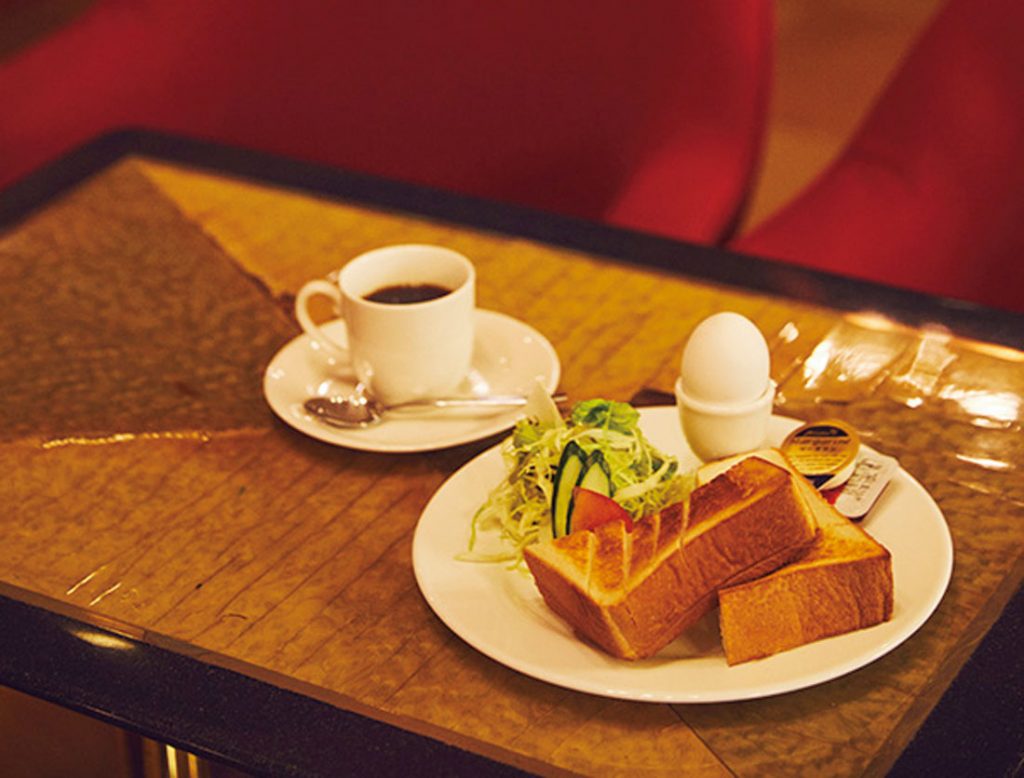 厚めのトーストにはジャム＆マーガリンがつ いた、これぞ王道のモーニングセット550円 （コーヒーまたは紅茶付き）。