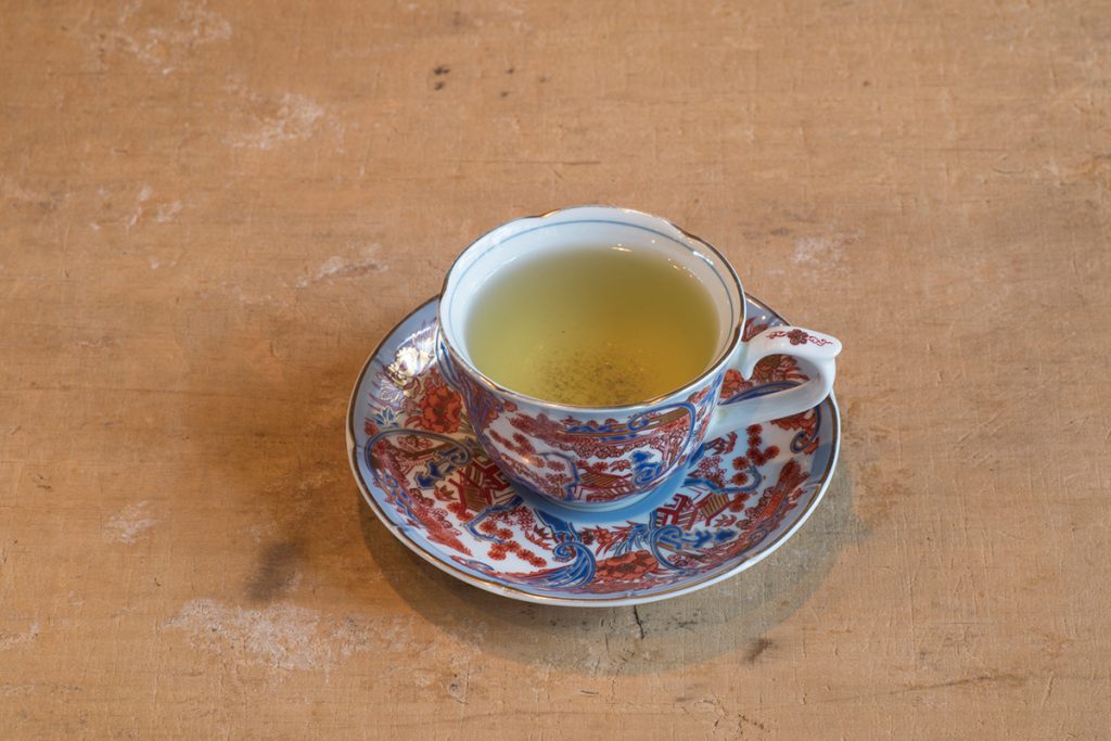 最近メニューに仲間入りした「水鳥」は、緑茶にいちごと桃、花を加えたブレンドティー。500円。 DSC0010_atari