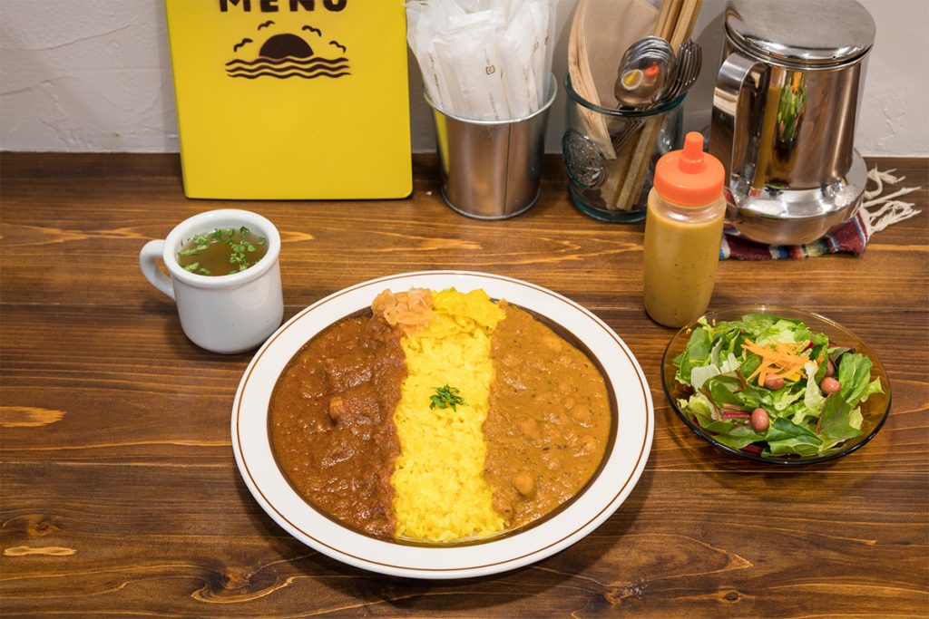 ポークカレーとひよこ豆のカレーの「2種盛りセット」1,200円。ドレッシングが絶品のサラダとスープ付き。 DSC2073