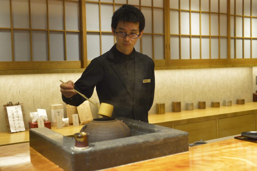 お茶を点ててくれる美しい所作にも注目。京都祇園の趣を感じさせる店だ。 DSC6078