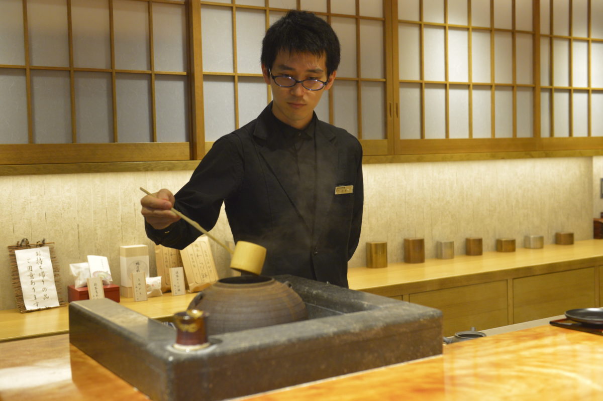 お茶を点ててくれる美しい所作にも注目。京都祇園の趣を感じさせる店だ。