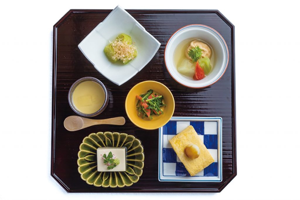 「一の膳」右上より時計まわりに、京野菜炊いたん、出汁巻き、京水菜胡麻和え、胡麻豆富、寄せ豆富、翡翠茄子 INASEYA_0090atari