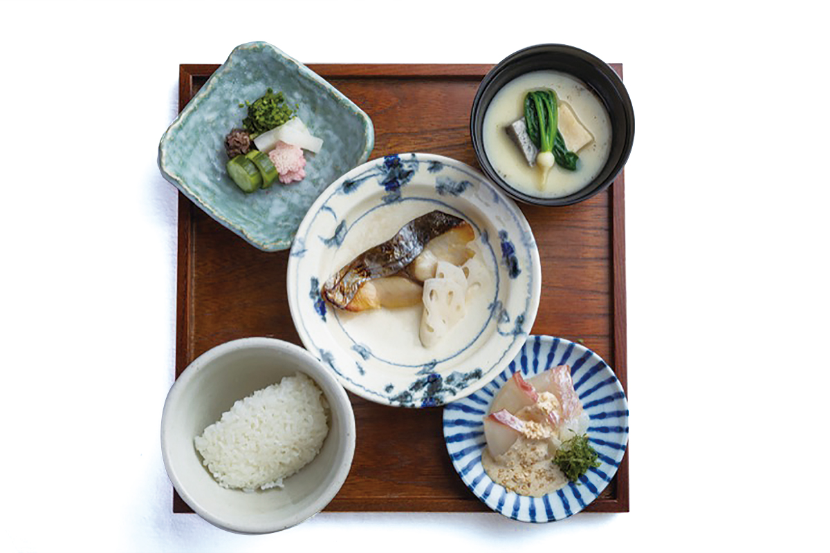 「二の膳」右上より時計まわりに、お椀 京の白味噌仕立て、鯛の刺身、旬魚西京焼き、ご飯、香の物