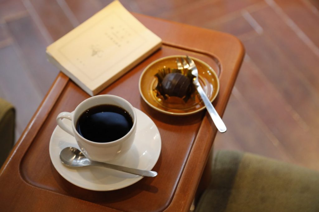 カップ&ソーサー、カトラリーは全店で使用。ネルドリップブレンドコーヒー(M)400円、ジャマイカンラムボール290円。 MG_0018_atari