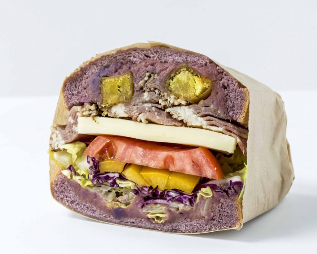 スイートポテトとパストラミに加えて各種野菜がたっぷり挟まった、食事スイーツ。大きな口で頬張って。 atari_P7A5908