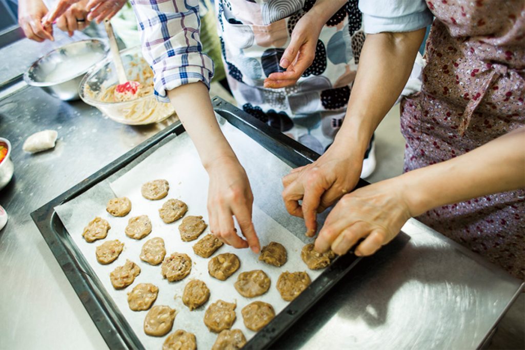 サイドメニューとおやつの3品を参加者全員で作り、完成したらお待ちかねの試食タイム。 hibihibiki-046_atari