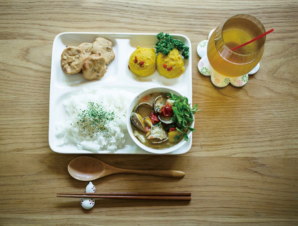 食事と一緒に、10種から選べるブレンド漢方茶も付く。 hibihibiki-126_atari
