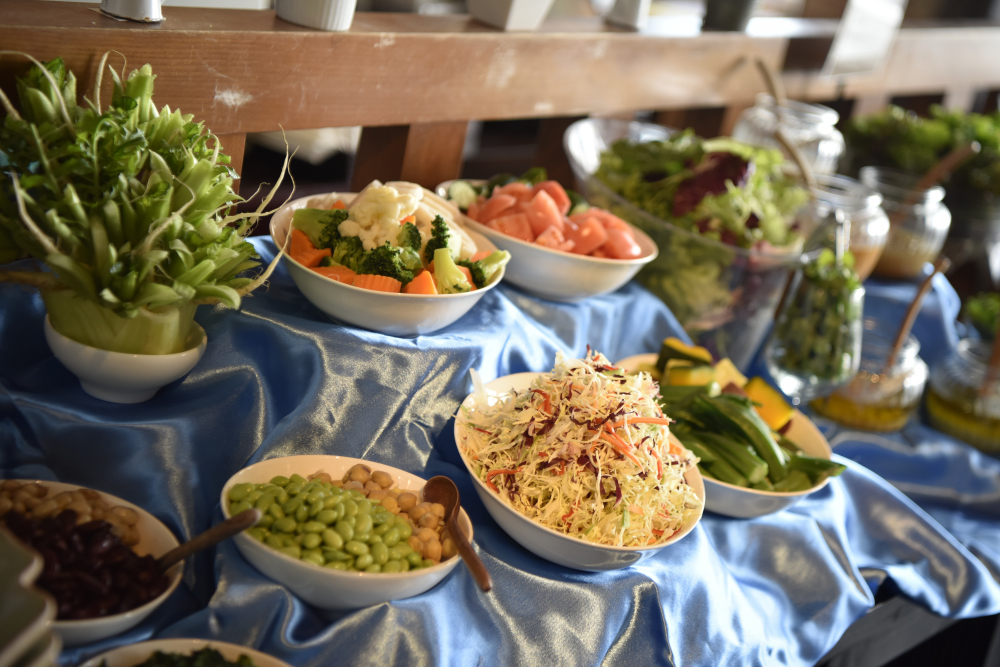 タイハーブとピーナッツなどを葉っぱに包み、甘辛いソースをかけて食べる「ミヤンカム」も人気。