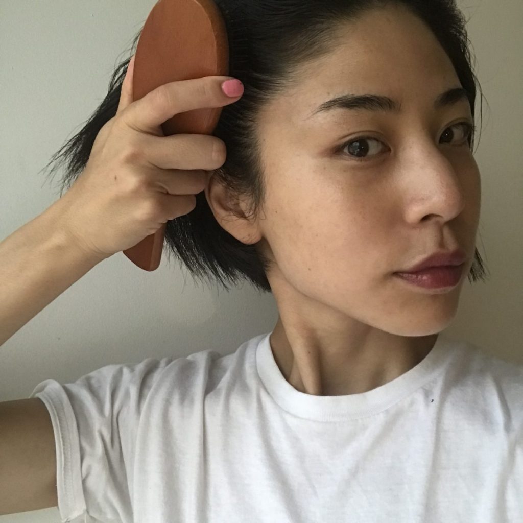 平日フルで使った頭をすっきり 美容コラムニストが教える おうちでヘッドスパ編 Hanako 週末美容 Hanako Tokyo