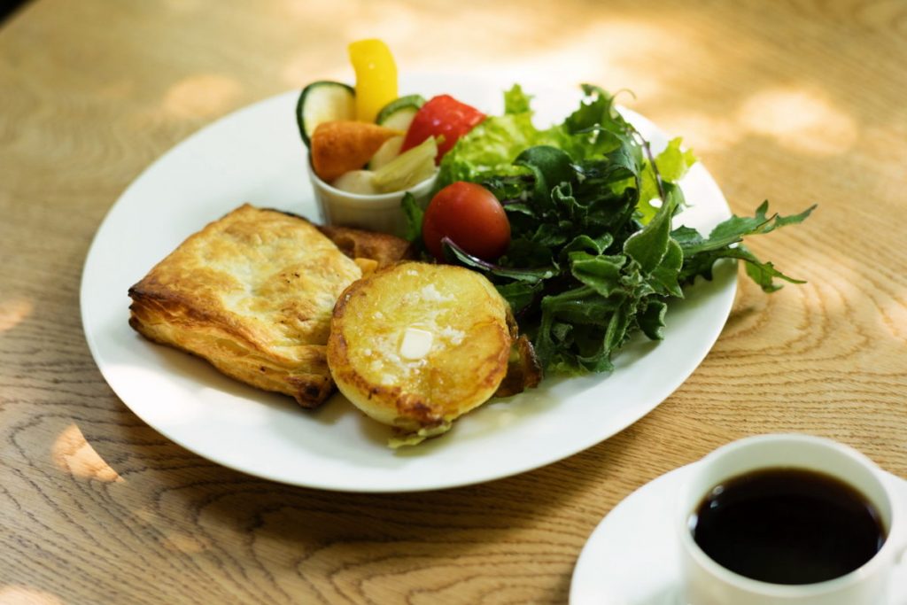 じゃがバタと自家製ピクルス付き、焼きたてミートパイ1,500円、コーヒー500円 662A2901