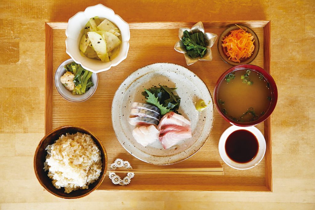 日替わりの定食。この日は魚は天草のお刺身盛り合わせ定食1,900円 7X2A0037atari