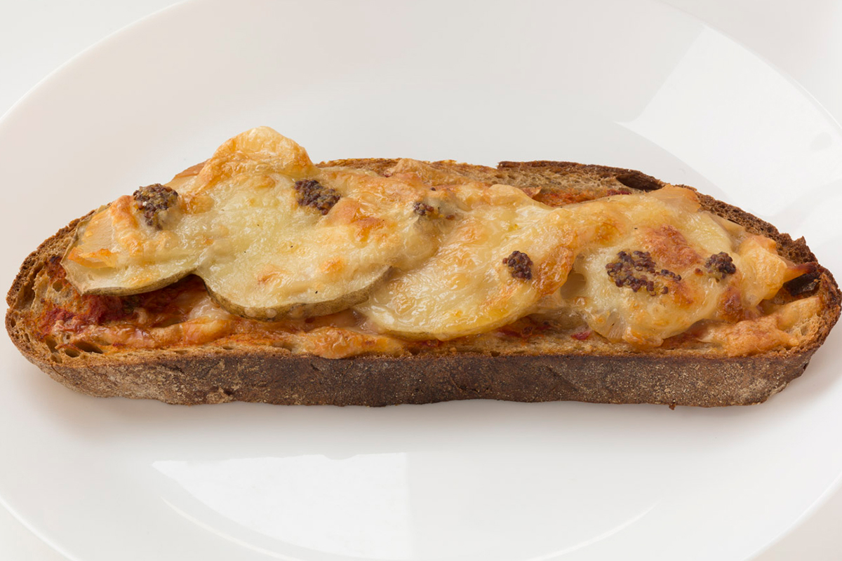 自家製くんせいチキンとポテト、モッツァレラチーズパン360円
