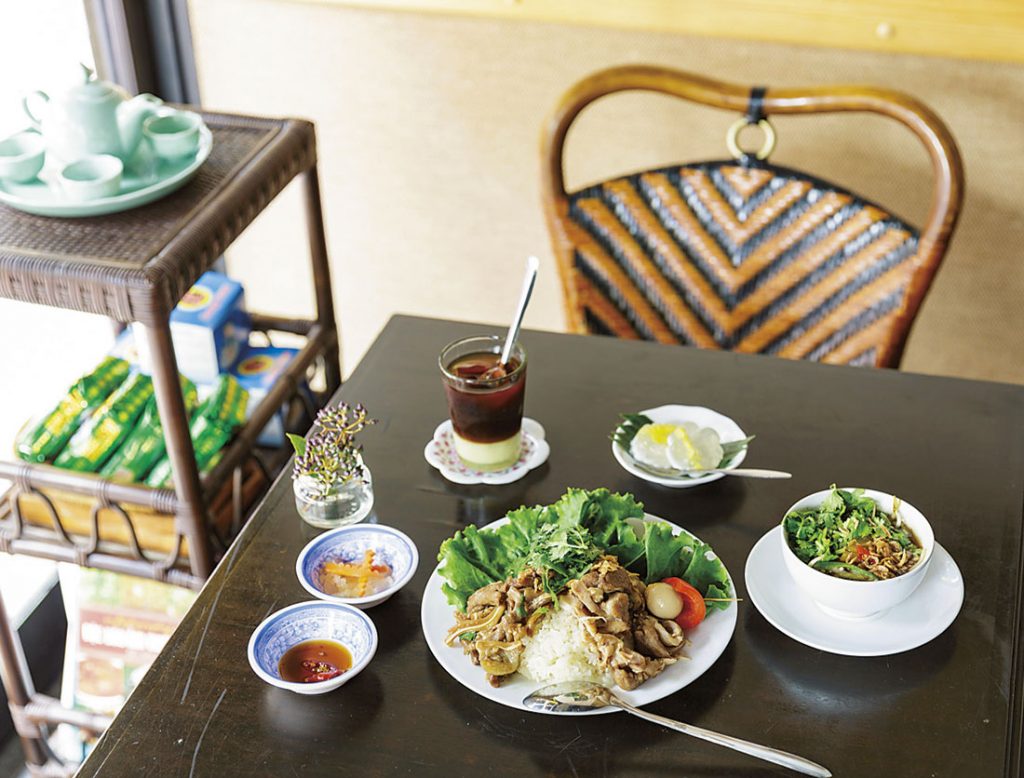 人気の「ハーフ&ハーフセット」1250円は、鶏おこわとモツおこわ。 DMA-ToT-7626