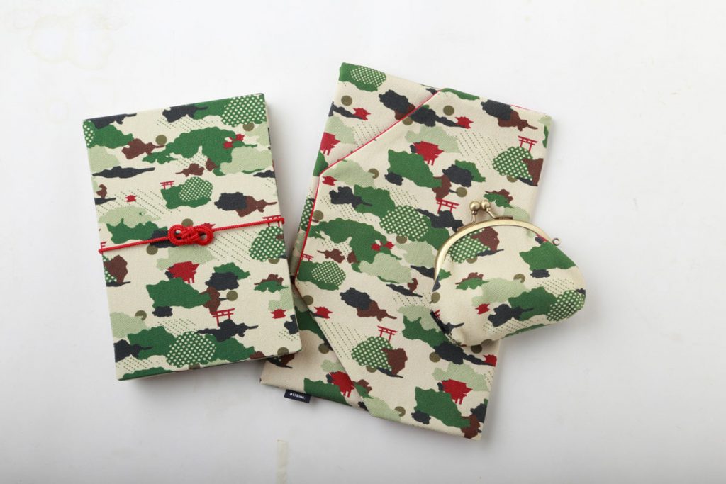 御朱印帖+ 1,800円、くみひもの留め具800円、帆布のふくさ3,000円、帆布のがまぐち1,200円 IMG_2030.atari_