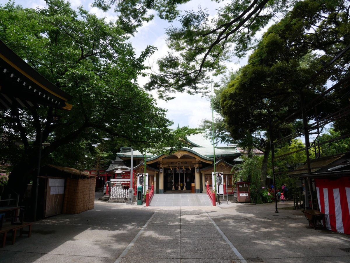 四谷には、昔から知る友人やご近所さんも多数。鎮守の神様である〈須賀神社〉で、ラジオ体操に子供と参加してハンコ押しの係を担当したり、お祭のときは近所の見回りも。