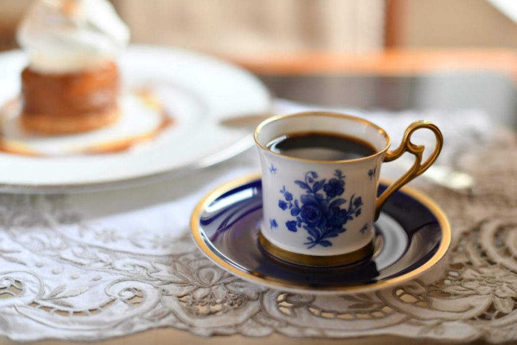 水出しの「ストロングコーヒー」700円、新作ケーキ「タルトタタン」1,000円(各サ別) 御茶ノ水 Coffee Parlor HILLTOP