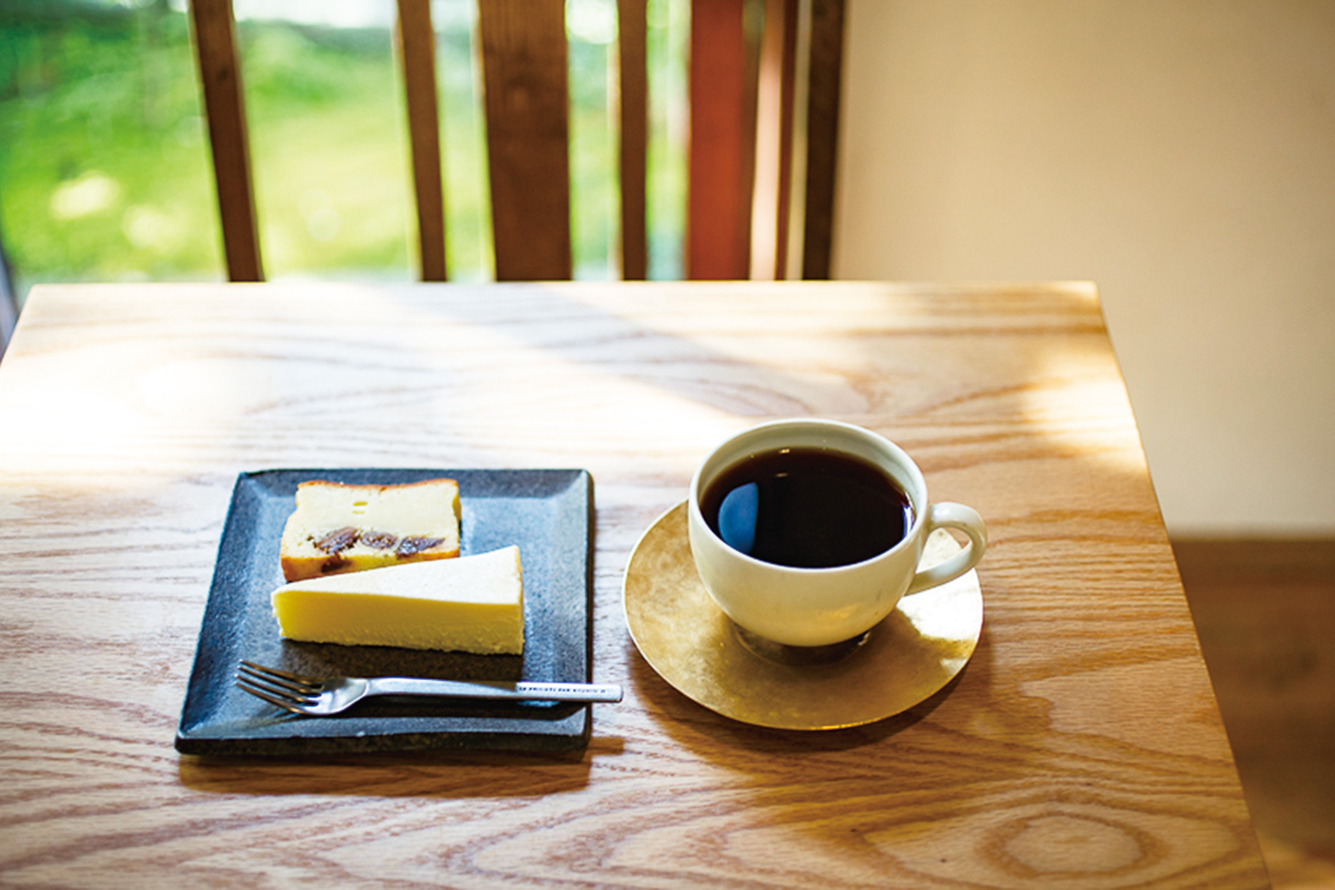 コーヒー500円と「チーズ＆パウンド」450円（各税込）