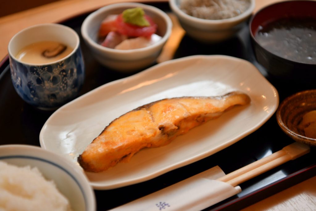 好コスパな新橋の人気店に しゃけ専門店も おいしい焼き魚定食が楽しめる大衆食堂2軒 Food Hanako Tokyo