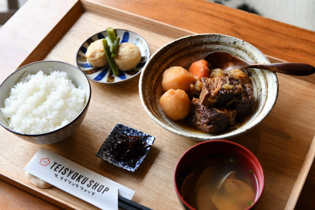 東京スタイルの異国食堂 絶品 肉じゃが定食 をお目当に行きたい進化系食堂って Food Hanako Tokyo