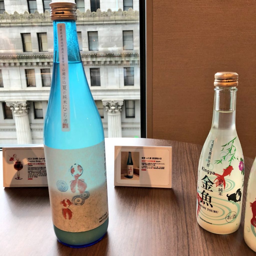 左〈割烹 ふた麦 麦酒庵分店〉「金魚ラベルの日本酒」500円~、右〈WIRED CAFE News〉日本酒「金魚」842円 1a27d89229026b66b2f19989b2a26592