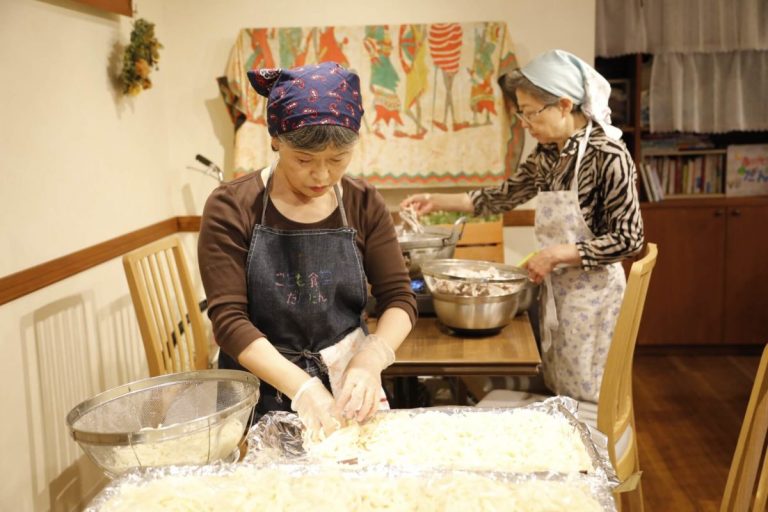 八百屋さんが始めた子ども食堂――お互い ...