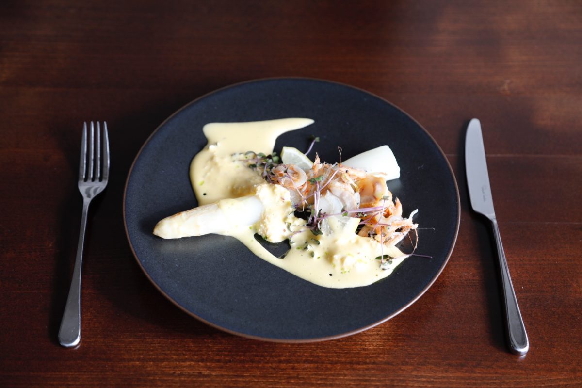 前菜（月替わり）の「仏ロワール産ホワイトアスパラガス 魚介のソテー プロヴァンス風」