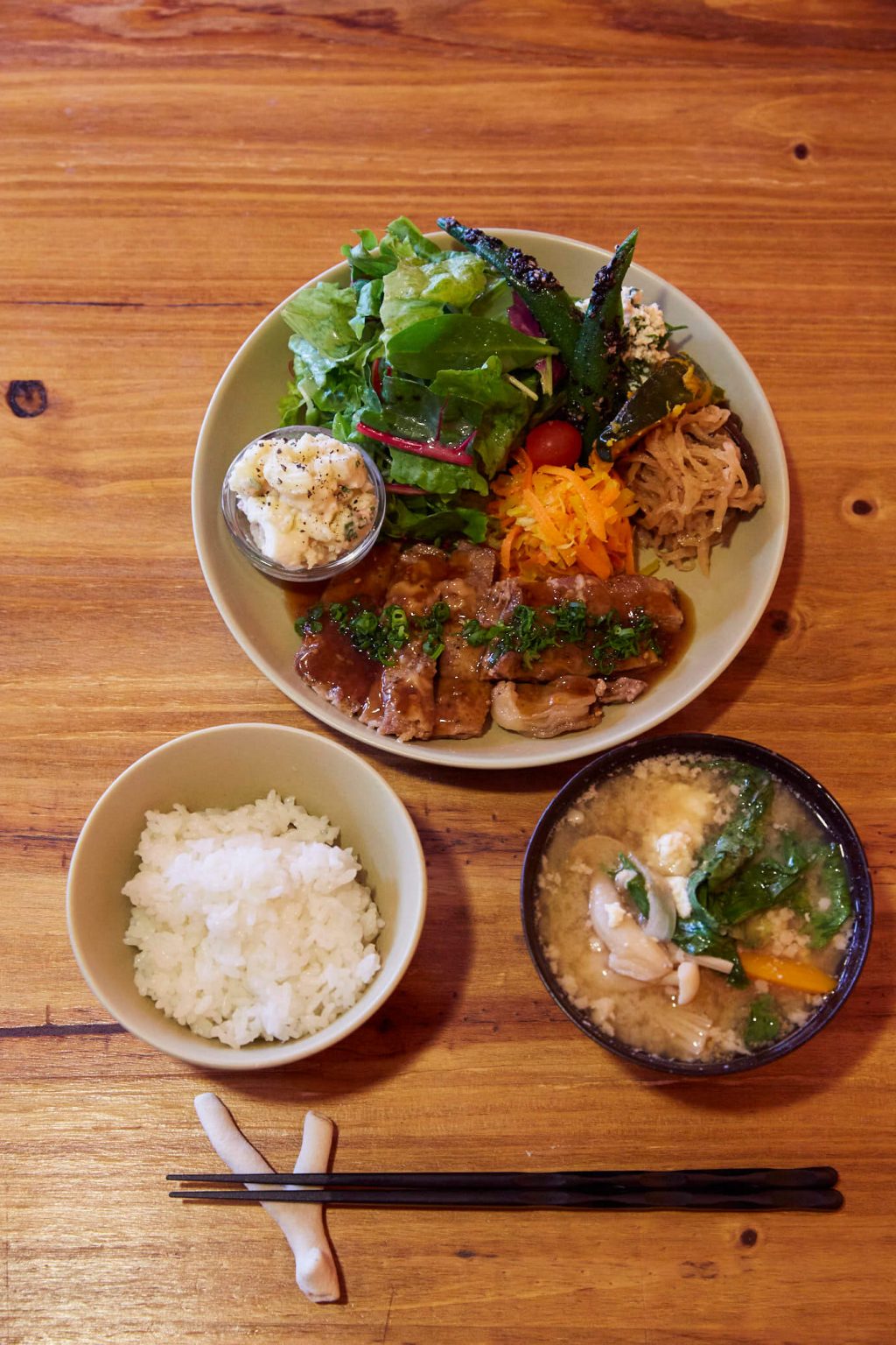 「県産豚の生姜焼き&やんばる彩り野菜定食」1,200円 W5A5507
