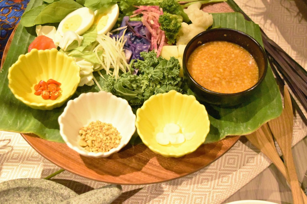 「カドカド」（980円）は、薬味やソースを石臼の中で混ぜ合わせるテーブルパフォーマンス付き。