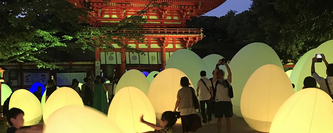 「今度はどの美術館へ?アートのいろは」チームラボが手掛ける〈下鴨神社〉糺の森の光の祭へ。