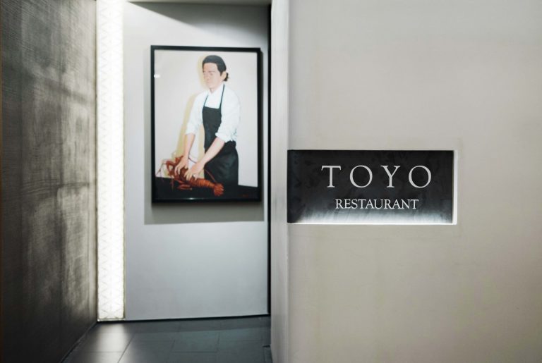 パリ店同様、髙田賢三氏による中山オーナーシェフの肖像画が入口に飾られている。 Restaurant TOYO Tokyo 日比谷