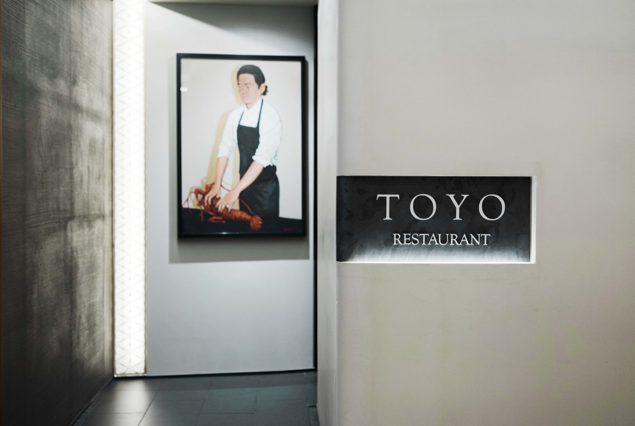 パリ店同様、髙田賢三氏による中山オーナーシェフの肖像画が入口に飾られている。