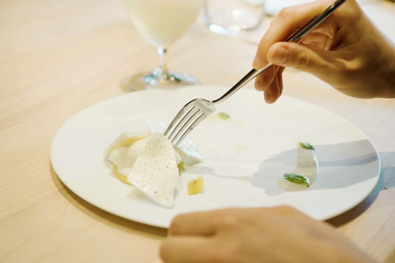 この日のデザートはパイナップルやレモンを使った、夏らしい爽やかなもの。 Restaurant TOYO Tokyo 日比谷
