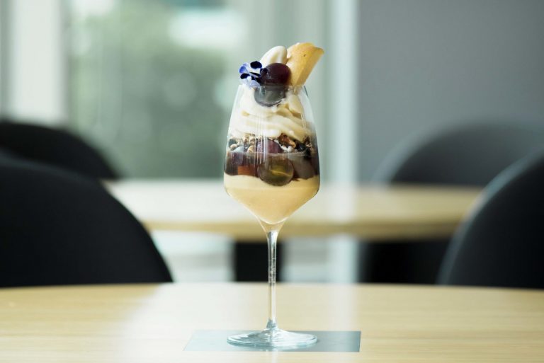 「季節のフルーツとライスミルクのソフトクリームパフェ」1,500円。 HK0_3988