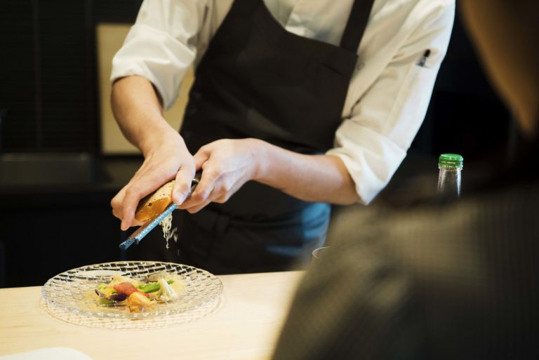 カウンターに座ると、シェフが目の前で調理してくれます。 Restaurant TOYO Tokyo 日比谷